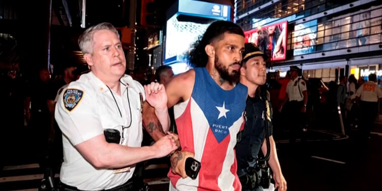 Turba golpea a fan de los Spurs en disturbios tras la victoria de los Knicks