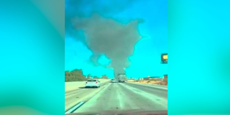 Un camión se incendió en California tras chocar contra vehículo