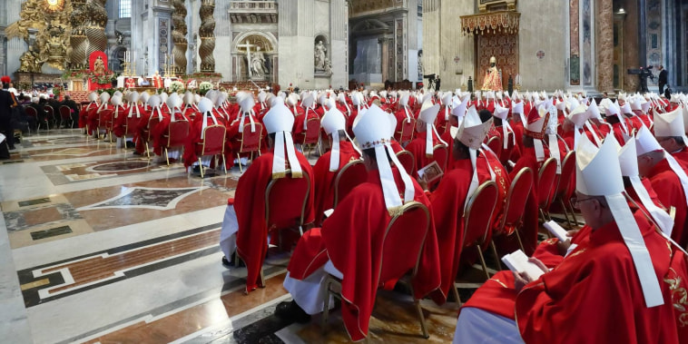 El Vaticano excomulga a 4 obispos nombrados sin autorización