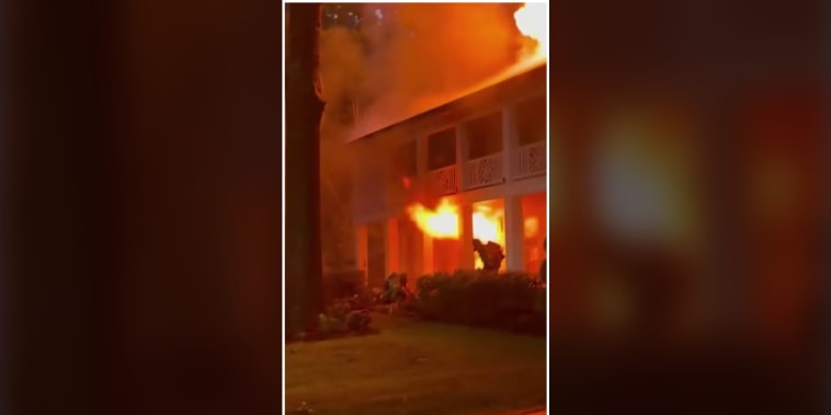 Un incendio destruye una casa de dos pisos en Carolina del Norte