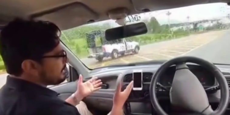 Un auto sin conductor choca contra una patrulla policial en Pakistán