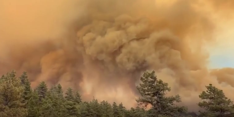 Evacúan a cientos de personas por un incendio que ya consumió 50,000 acres en Colorado