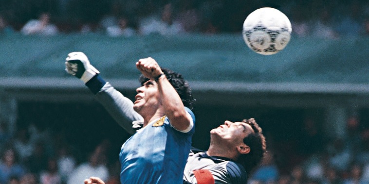 Subastan el balón del gol de Maradona conocido como 'la mano de Dios'