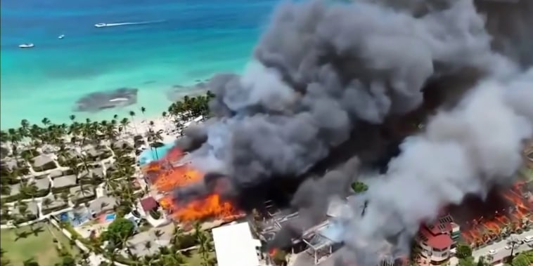 Cientos de turistas pierden documentos en incendio en Dominicana