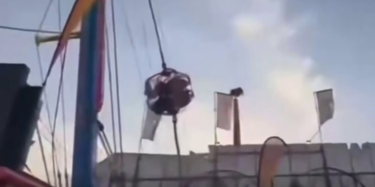 Vea cómo una atracción de la feria de Sevilla falla a unos 300 pies de altura