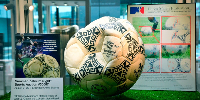 Subastan este balón de Maradona por $3.3 millones