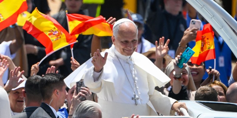 El papa se reúne con migrantes en Tenerife en última parada en España