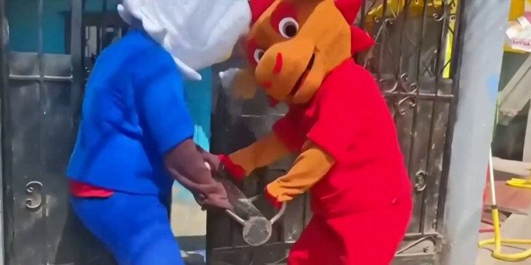 Policías se visten de mascotas del Mundial para detener a narco