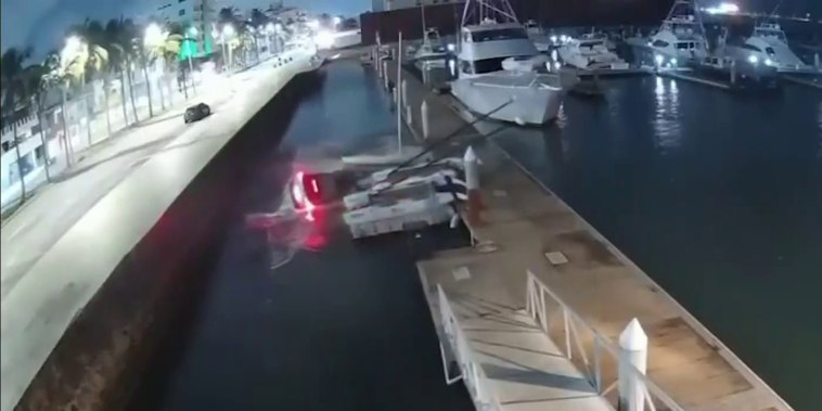 En video: Una camioneta termina sumergida en el agua en Veracruz