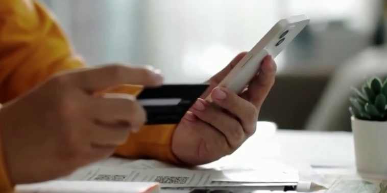 Más consumidores usan tarjetas de crédito para pagar gastos esenciales en medio de los altos precios