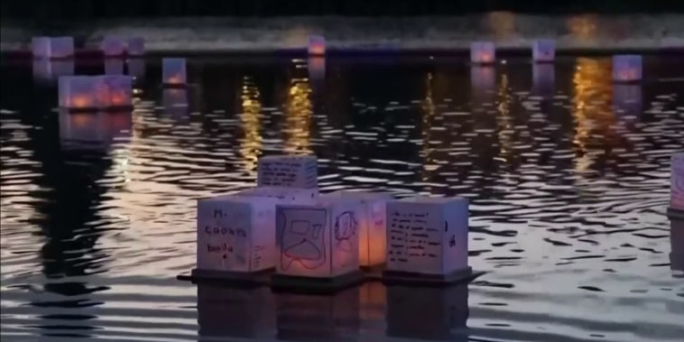 Faroles de papel iluminan un lago mexicano para recordar a los muertos