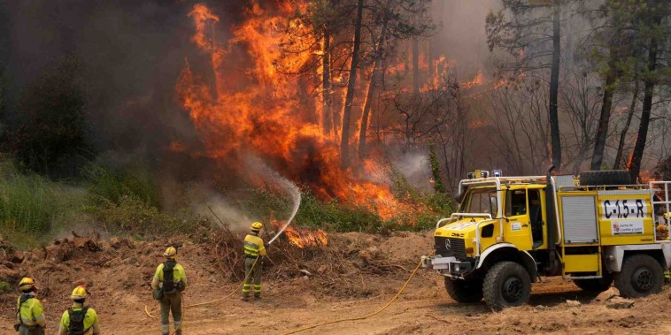 Autoridades en España permiten el regreso de residentes tras incendios