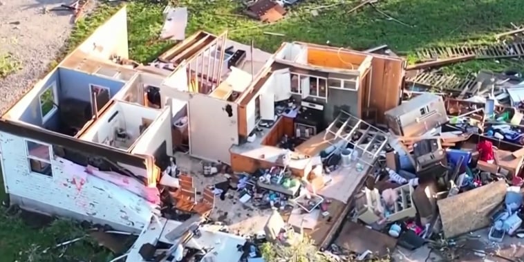 "Como una zona de guerra": tornados azotan a estados del Medio Oeste