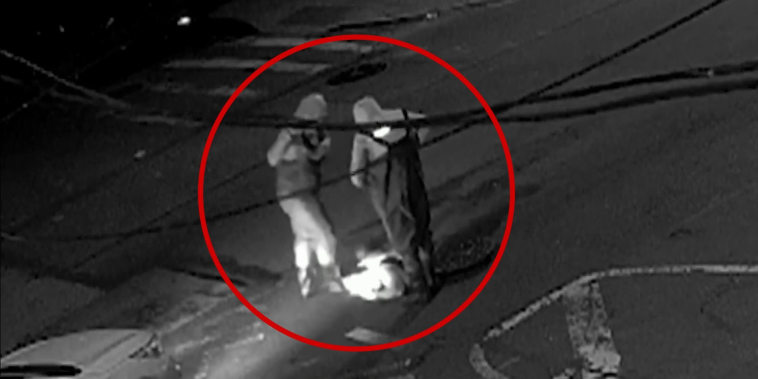 Video capta a tres personas saliendo de una alcantarilla en Manhattan; la policía investiga