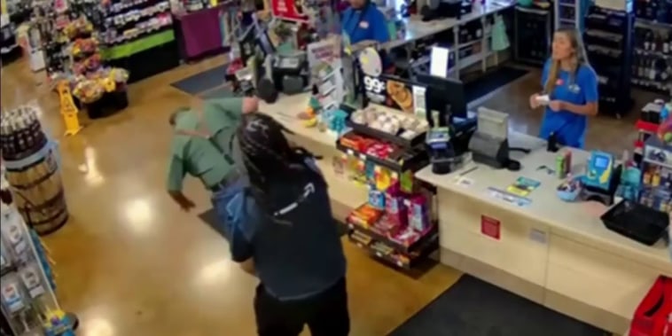 Un trabajador de Amazon derriba a un hombre mayor tras altercado en California