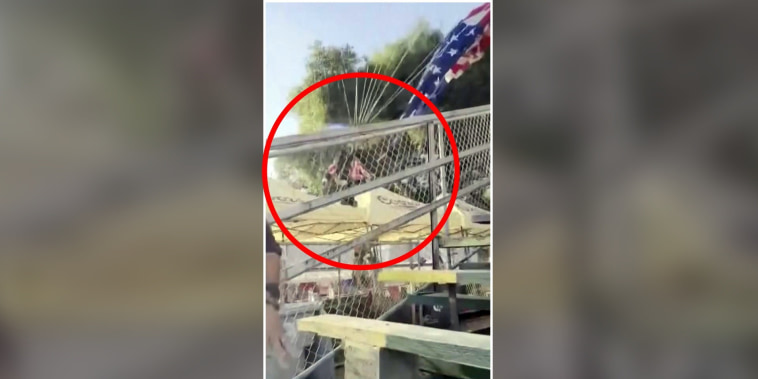Paracaidista choca contra un árbol y cae sobre carpa en California