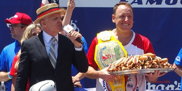 Joey Chestnut se mantiene invicto tras comerse 66 'hot dogs'