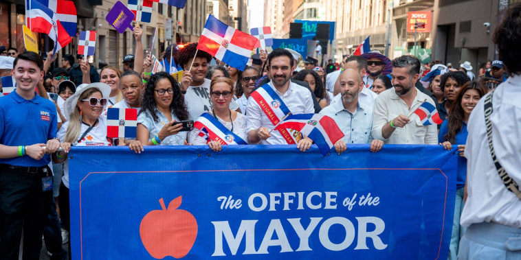 Miles de dominicanos celebraron el desfile anual en Nueva York