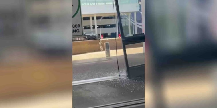 Un conductor choca contra el acceso al Aeropuerto de Detroit