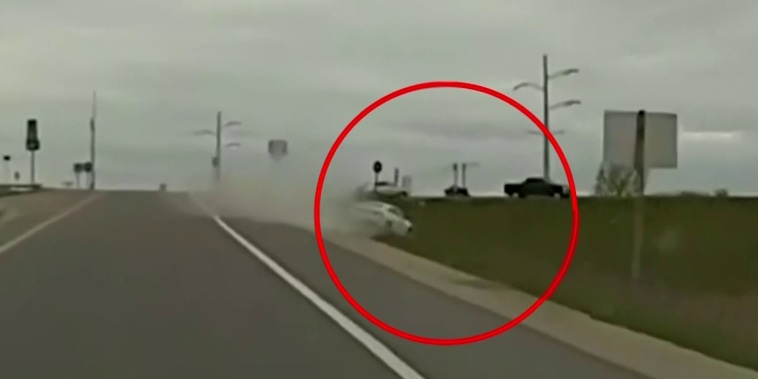 Un conductor huye de la policía y su auto sale volando en Wisconsin