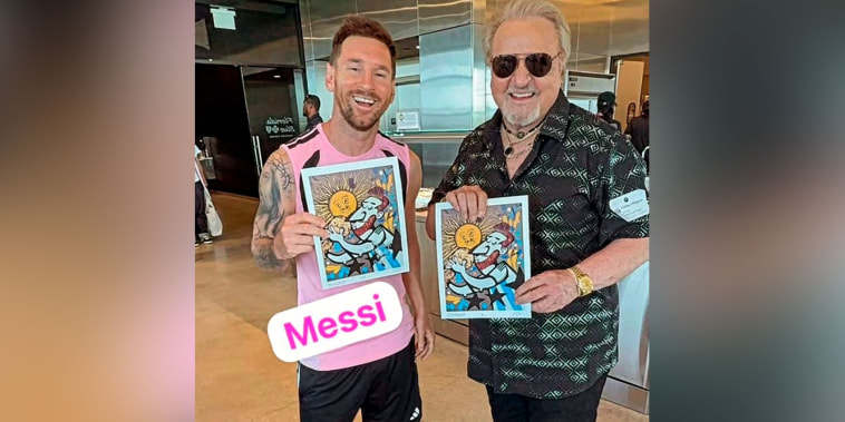 Con beso incluido: Messi conoce a Carlos Villagrán, el intérprete de 'Quico'