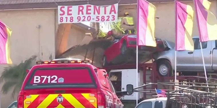 Tráiler choca edificio en California y deja una docena de desplazados
