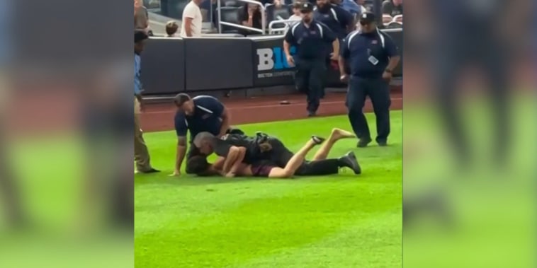 Tres intrusos saltan al terreno del Yankee Stadium y generan confusión 