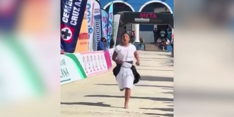 Joven mexicana gana maratón en Oaxaca descalza con traje tradicional