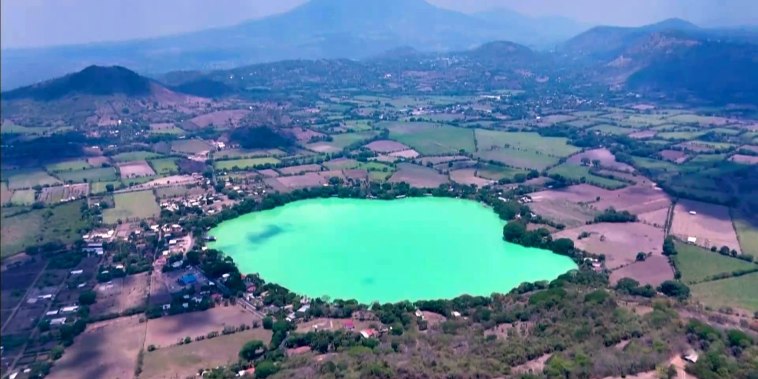 Investigan tono turquesa de laguna de El Salvador cuyas aguas eran oscuras
