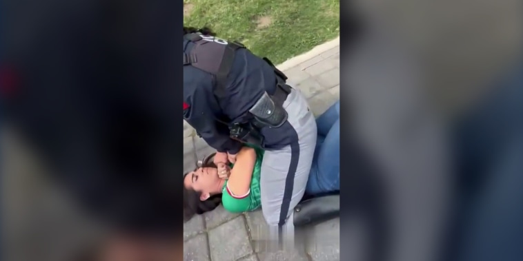 Investigan a policía tras presunta agresión a mujer y dos menores