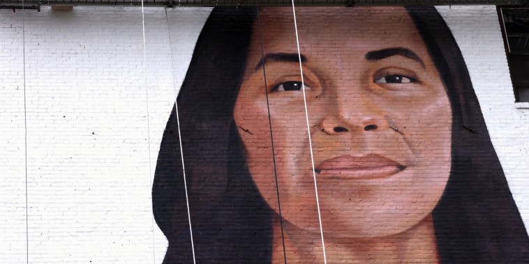 Dolores Huerta toma protagonismo en nuevo mural de Los Ángeles