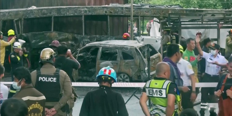 Choque de tren con autobús deja al menos 8 muertos en Tailandia