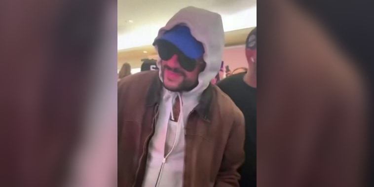 Bad Bunny presenta su colección en vivo en una tienda Zara en San Juan