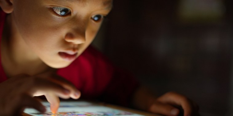 El distrito escolar de Los Ángeles busca limitar el tiempo de estudio frente a las pantallas