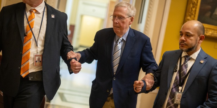 Hospitalizan al senador por Kentucky, Mitch McConnell