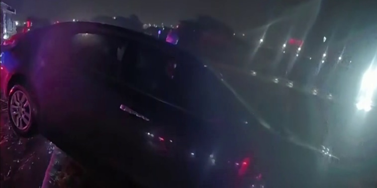 Rescatan a mujer y niños de un auto a punto de ser arrastrado por tormenta