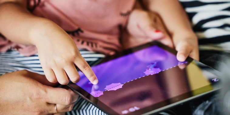 Tras años promoviendo las computadoras en las aulas Los Ángeles quiere limitar el uso de pantallas