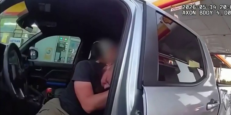 Un hombre armado se queda dormido con su hijo dentro del auto