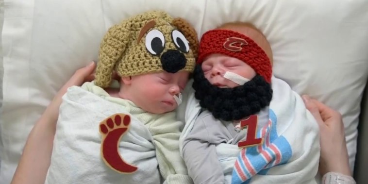 Así apoyan a los Cavaliers de Cleveland dos bebés