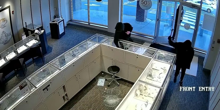 Graban asalto a joyería a plena luz del día por enmascarados