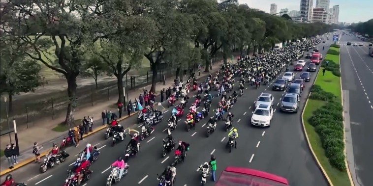 Motociclistas disfrazados de superhéroes llevan juguetes a niños hospitalizados en Buenos Aires