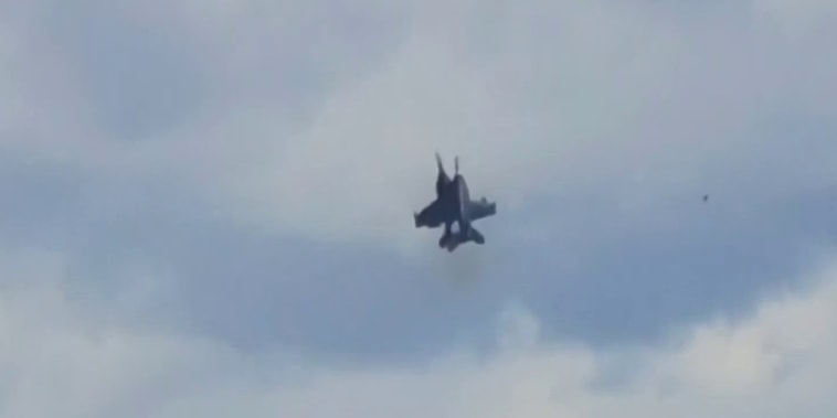 Cuatro militares salen disparados de dos cazas tras colisión en Idaho