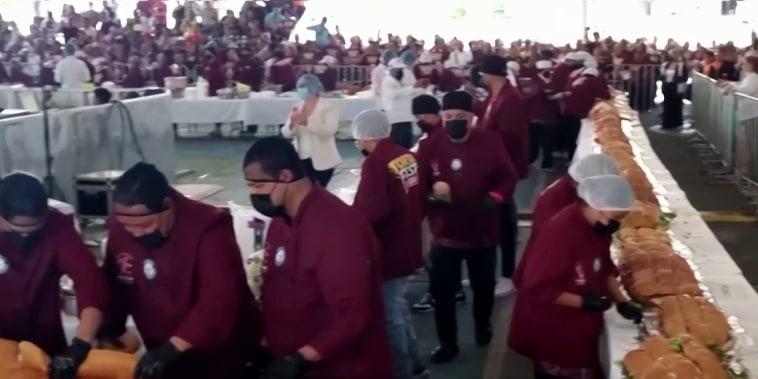 Torta de 328 pies y una tonelada rompe Récord Guinness en México