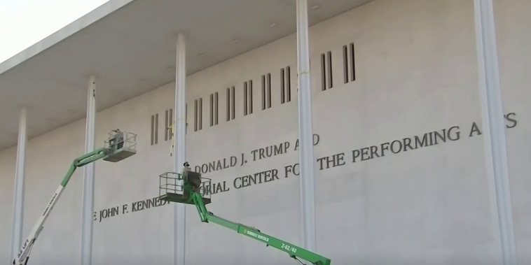 Ordenan retirar el nombre de Trump del Cntro Kennedy tras fallo