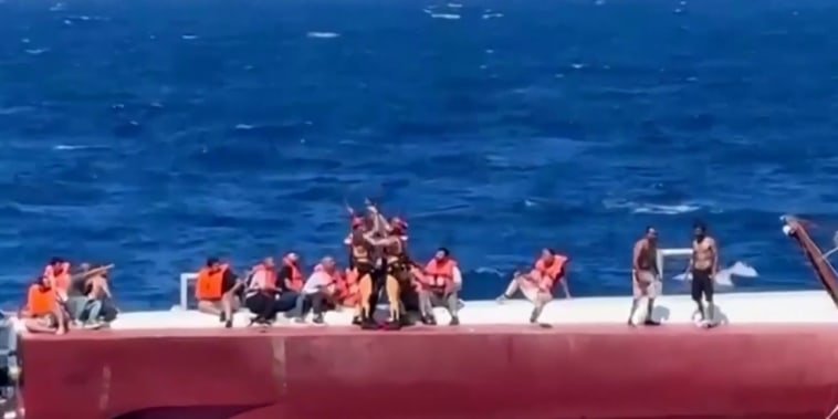 Rescatan con helicópteros a cientos de personas tras naufragio de ferry en Chipre