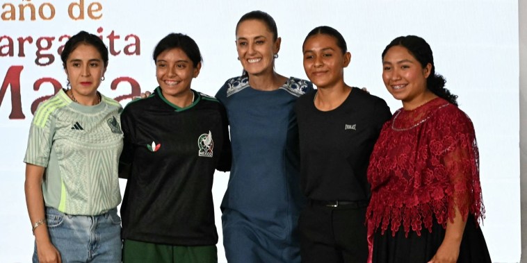 Sheinbaum entrega boletos a ganadoras para entrar al Mundial
