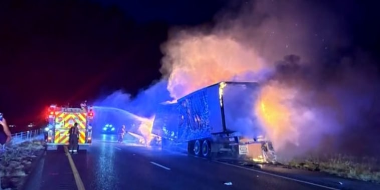 Tráiler usado para tráfico de personas se incendia tras operativo en Texas