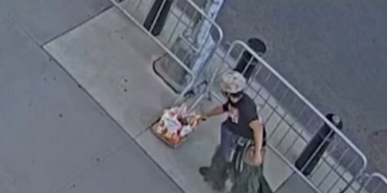 Así fue grabado el sospechoso de prender fuego al frente de un edificio en Nueva York