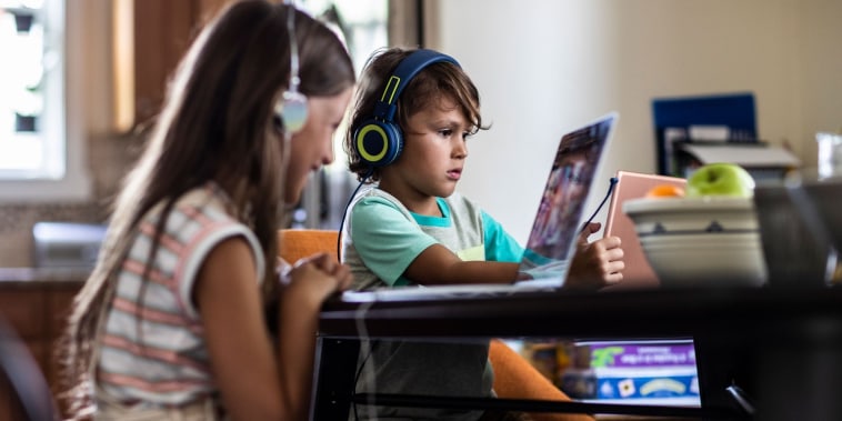 Más lápices, papeles y pizarrones y menos pantallas para las aulas de Los Ángeles