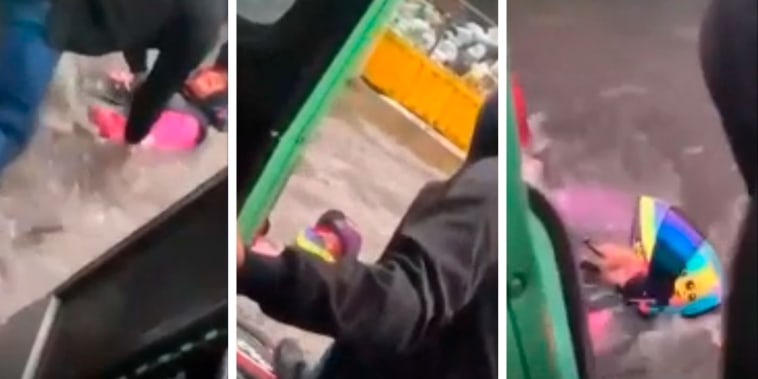 El dramático rescate de una mujer en moto en México